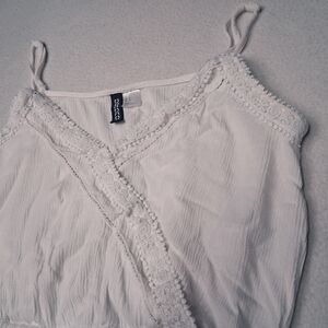 4/20$ Divided White Lace Trim Crop Top